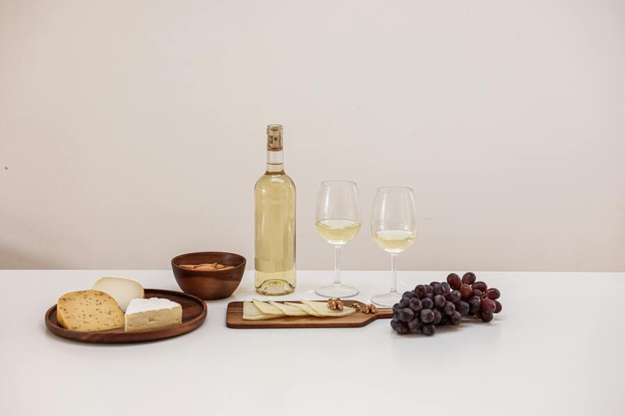 Så väljer du rätt vin till din ostbricka - en konst för smaklökarna
