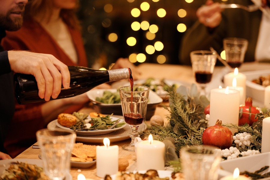 Julens drycker: En djupdykning i traditionella julbordets vintips