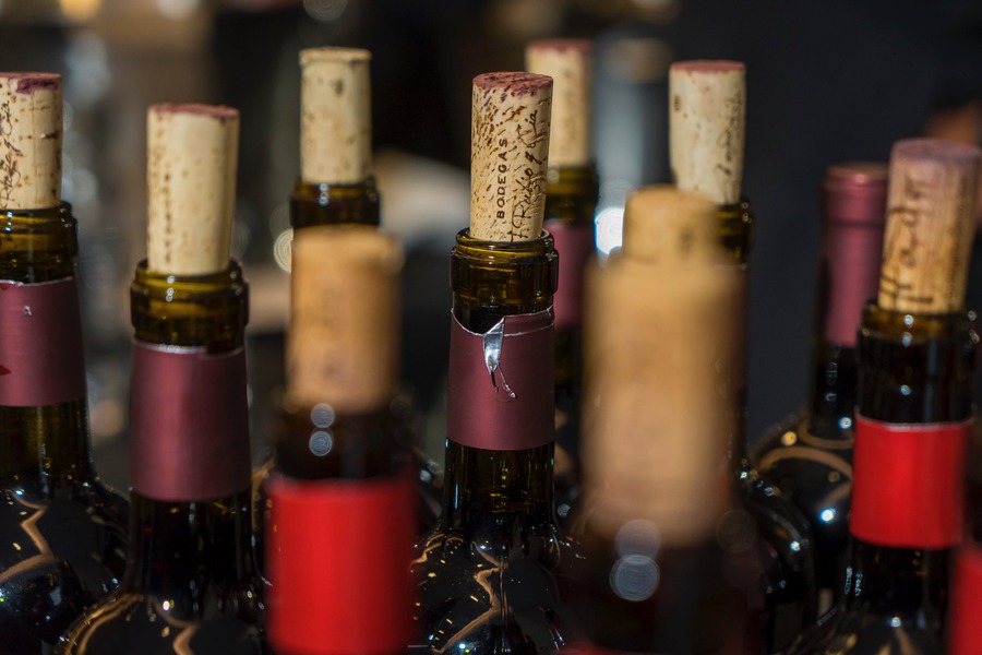 Naturkork kontra Skruvkapsyl: En jämförelse för vinälskare